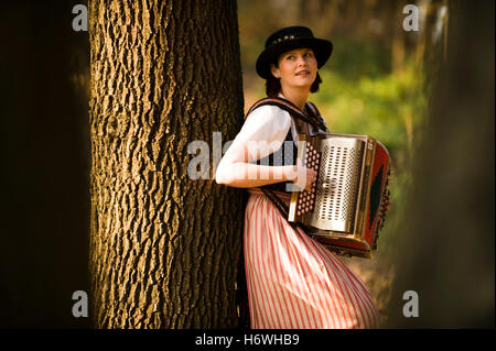 Frau in Tracht mit der steirischen Harmonika Stockfoto