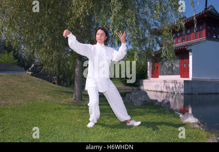 Frau, Anfang 40, Tai Chi in einem chinesischen Garten in Berlin zu tun Stockfoto