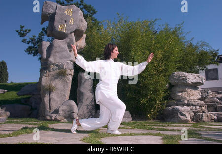 Frau, Anfang 40, Tai Chi in einem chinesischen Garten in Berlin zu tun Stockfoto