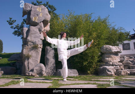 Frau, Anfang 40, Tai Chi in einem chinesischen Garten in Berlin zu tun Stockfoto