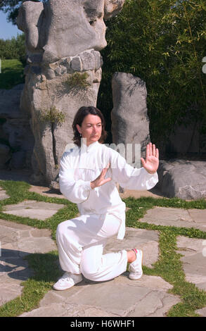 Frau, Anfang 40, Tai Chi in einem chinesischen Garten in Berlin zu tun Stockfoto