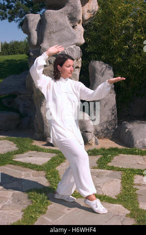 Frau, Anfang 40, Tai Chi in einem chinesischen Garten in Berlin zu tun Stockfoto