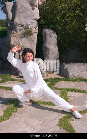 Frau, Anfang 40, Tai Chi in einem chinesischen Garten in Berlin zu tun Stockfoto