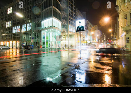 Checkpoint Charlie in der Nacht, Berlin Stockfoto