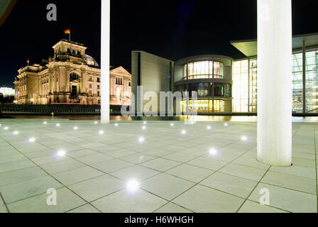 Regierungsviertel, Ansicht von Marie-Elisabeth-Lueders-Haus, Schiffbauerdamm, dem Reichstag und Paul-Loebe-Haus, rechts Stockfoto