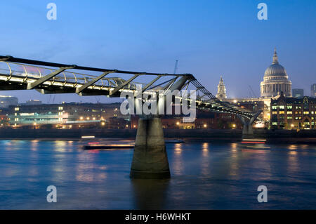 Millennium Bridge über die Themse und die St. Pauls Kathedrale bei Nacht, London, England, United Kingdom, Europe Stockfoto