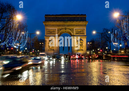 Arc de Triomphe auf der Champs-Elysees, Weihnachtsdekoration, Nachtaufnahme, Paris, Frankreich, Europa