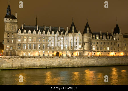 Palais de Justice und Conciergerie an der Seine, Nachtaufnahme, Paris, Frankreich, Europa Stockfoto