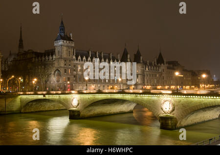 Palais de Justice und Conciergerie an der Seine, Nachtaufnahme, Paris, Frankreich, Europa Stockfoto