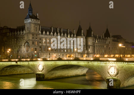 Palais de Justice und Conciergerie an der Seine, Nachtaufnahme, Paris, Frankreich, Europa Stockfoto