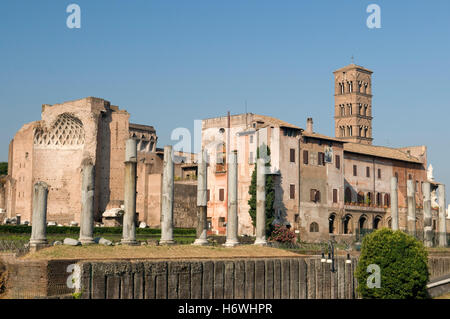 Kirche von Santa Francesca Romana und der Tempel der Venus und Roma im Forum Romanum, Rom, Italien, Europa Stockfoto