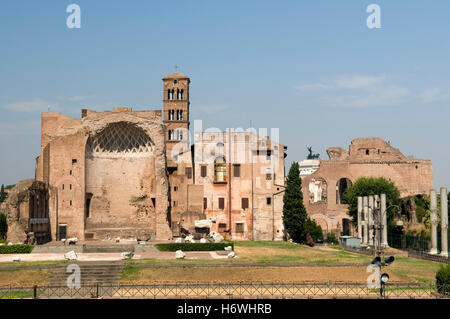 Kirche von Santa Francesca Romana und der Tempel der Venus und Roma im Forum Romanum, Rom, Italien, Europa Stockfoto