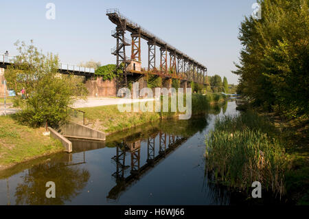 Reflexion im Landschaftspark Landschaftspark Duisburg-Nord, Duisburg, Ruhrgebiet Bereich, North Rhine-Westphalia Stockfoto