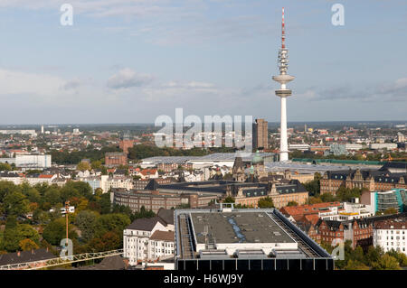 Blick vom Turm der St. Michaelis Kirche in Richtung Stadtteil Neustadt mit dem Fernsehturm und Congress Center Hamburg Stockfoto
