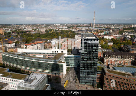Blick vom Turm der St. Michaelis Kirche in Richtung Stadtteil Neustadt mit dem Fernsehturm und Congress Center Hamburg Stockfoto
