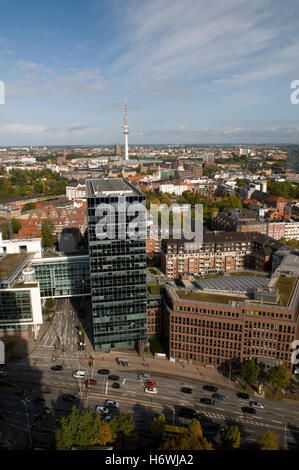 Blick vom Turm der St. Michaelis Kirche in Richtung Stadtteil Neustadt mit dem Fernsehturm und Congress Center Hamburg Stockfoto
