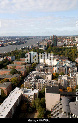 Blick vom Turm der St. Michaelis Kirche gegenüber den Landungsbrücken Landungsbrücken und der Hafen, Hamburg Stockfoto