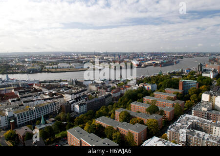 Blick vom Turm der St. Michaelis Kirche gegenüber den Landungsbrücken Landungsbrücken und der Hafen, Hamburg Stockfoto