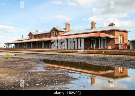 Historischer Bahnhof (1889) bei Serviceton, Victoria, gebaut, um als eine Kreuzung, die Verknüpfung von Vic & SA koloniale Eisenbahn dienen Stockfoto