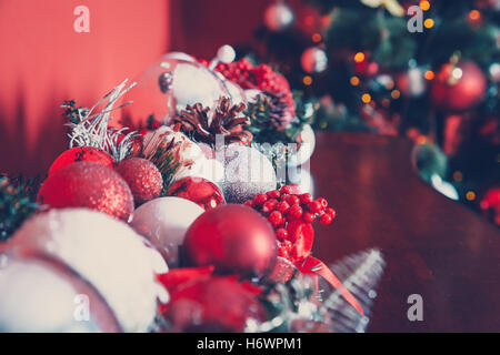 Weihnachten dekorative Girlande mit Tannenzweigen, Rot und Silber Flitter, Tannenzapfen und andere Verzierungen, im neuen Jahr backgrou Stockfoto