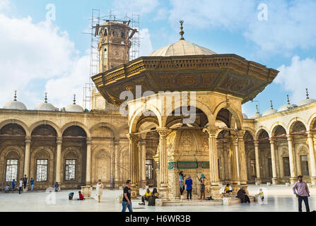 Den malerischen Innenhof der Alabaster-Moschee mit dem schönen Waschung Brunnen, umgeben von schattigen Steinterrasse Stockfoto