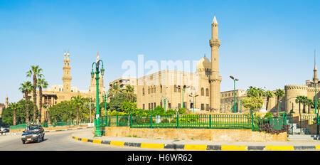 Der Blick auf die Sultan-Hassan-Moschee und die königliche Moschee (Al-Rifa'i), befindet sich auf dem Platz von Salah El-Deen Stockfoto