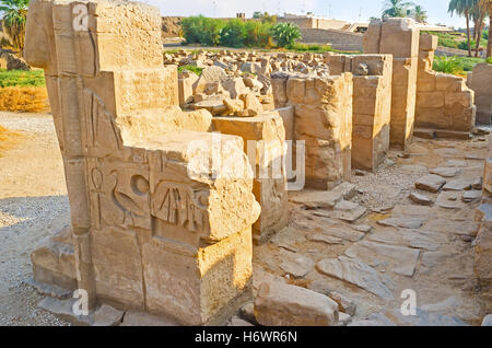 Die Reste der alten Stadtmauer, bedeckt mit ägyptischen Hieroglyphen, Karnak Tempel, Luxor, Ägypten. Stockfoto