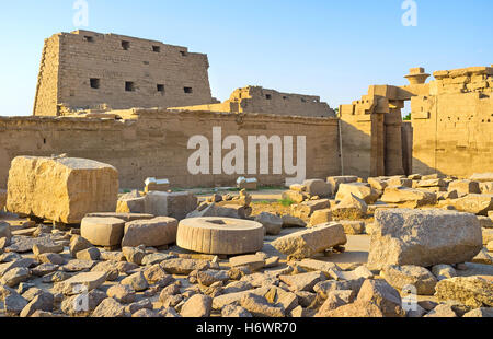 Der Blick auf die hohe Wand den ersten Pylon aus dem Hinterhof, Karnak Tempel, Luxor, Ägypten. Stockfoto