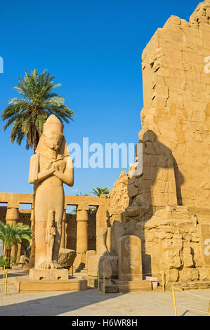 Die Statue von Ramses II mit verschränkten Armen, hält Krummstab und Dreschflegel (Symbole des Königtums), Karnak Tempel, Luxor Stockfoto