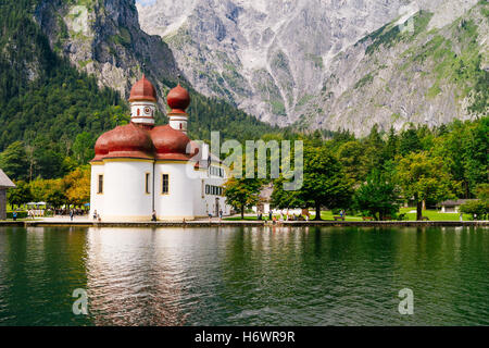 St. Bartholomäus ist eine römisch-katholische Wallfahrtskirche am westlichen Ufer des Sees Info Stockfoto