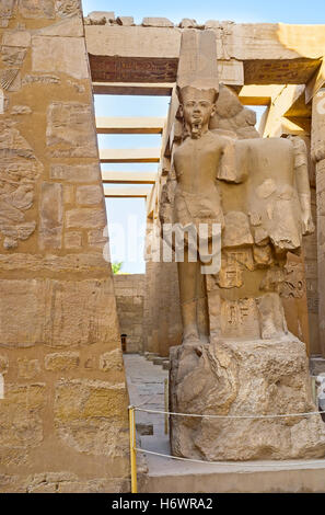 Die Ruinen der Statue der Gottheit Amun-Ra im Hypostyle Halle von Karnak Tempel, Luxor, Ägypten. Stockfoto