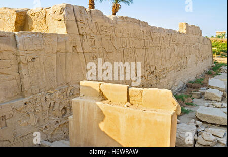 Die riesigen Mauern der Karnak-Tempel waren von Reliefs mit Hieroglyphen und Bildern, Luxor, Ägypten bedeckt. Stockfoto