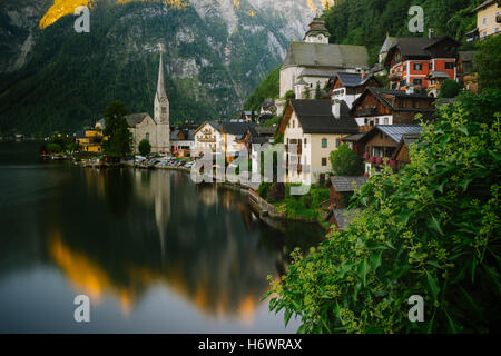 Hallstatt Stadt klassische Ansicht von Sunrise. Langzeitbelichtung Bild. Salzkammergut, Österreich Stockfoto