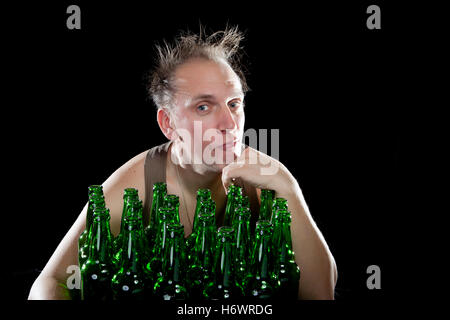 Der glücklich betrunken Mann in der Nähe von leere Bierflaschen Stockfoto