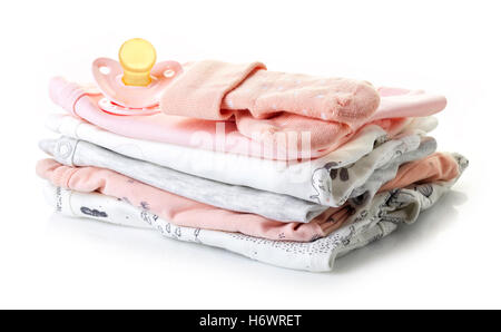 Haufen von Baby-Kleidung isoliert auf weißem Hintergrund Stockfoto