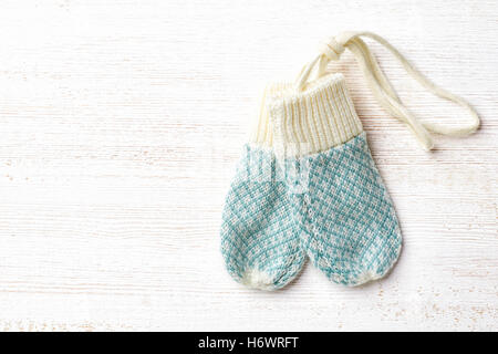 Blue Baby Handschuhe auf weißem Holz Hintergrund, Ansicht von oben Stockfoto