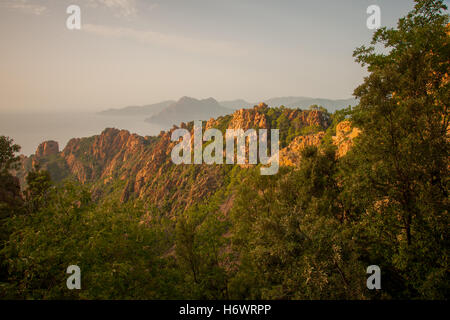 Die Klippen des Calanques de Piana bei Sonnenuntergang, in Korsika, Frankreich Stockfoto