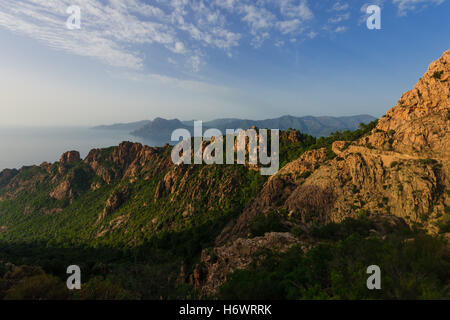 Die Klippen des Calanques de Piana bei Sonnenuntergang, in Korsika, Frankreich Stockfoto