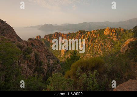 Die Klippen des Calanques de Piana bei Sonnenuntergang, in Korsika, Frankreich Stockfoto