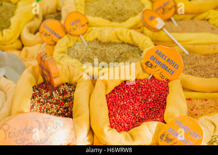 Verschiedenen Gewürzen auf den Verkauf in einem französischen Markt in Ajaccio, Korsika, Frankreich Stockfoto