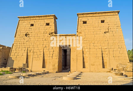 Die Fassade des Tempels Khonsu dekoriert mit dem Heiligen Kobras Relief über dem Eingang Tor, komplexe Karnak, Luxor, Ägypten. Stockfoto