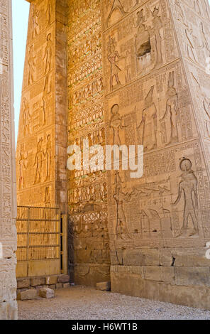 Der innere Teil vom Eingangstor des Tempels Khonsu, verziert mit den zahlreichen antiken Reliefs, Karnak Tempel, Luxor Stockfoto