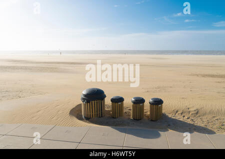 Zeile Mülleimer an einem öden windigen Nordsee-Strand in den Niederlanden Stockfoto