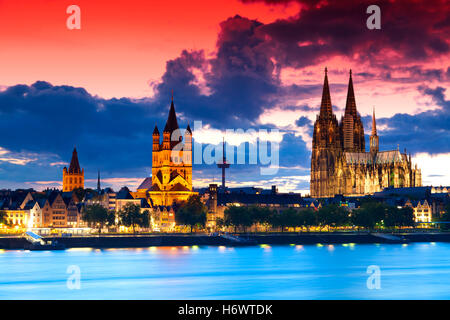 Stadt Stadt Köln Rhein Abend Deutschland Bundesrepublik Deutschland Anblick Ansicht Outlook Perspektive Vista Panorama Aussichtspunkt Skyline Stockfoto