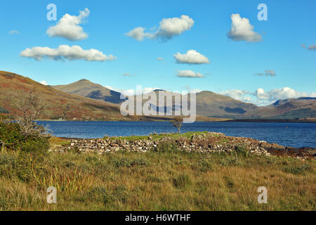 Leichte flauschige Wolken über Loch Scridain auf der Isle of Mull mit Ben More an der Spitze des Sees auf der linken Seite Stockfoto