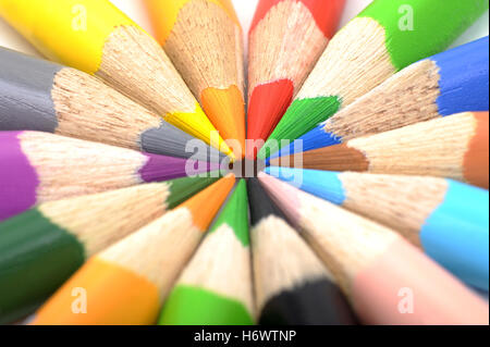blaue farbige bunte wunderschöne vielgestaltige reich farbigen Regenbogen Bleistift Stift Stil Bleistifte Buntstifte Kreide blau Stockfoto