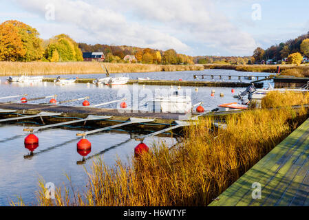 Jarnavik, Schweden - 25. Oktober 2016: Ökologische Dokumentation der küstennahen Lebensweise. Kleine ländliche Marina am Ende der boatin Stockfoto