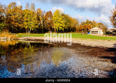 Jarnavik, Schweden - 25. Oktober 2016: Ökologische Dokumentation über einem leeren Strand im Herbst. Die Badesaison ist vorbei und die sma Stockfoto