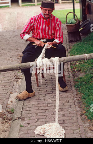 Niederlande, Enkhuizen, Zuiderzeemuseum, Freilichtmuseum Zuiderzee, Menschen wieder anschließt Leben in Urk, Fischer seine Netze flicken Stockfoto