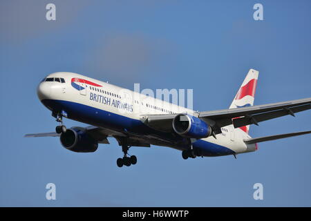 British Airways Boeing 767-300 G-BNWX landet auf dem Flughafen London Heathrow, Vereinigtes Königreich Stockfoto